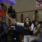 La vicepresidenta electa Verónica Abad, celebra con simpatizantes del candidato a la presidencia Daniel Noboa