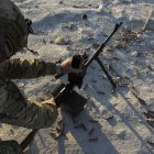 Un militar ucraniano del batallón Donbas participa en un entrenamiento militar cerca de la línea del frente en Donetsk, Ucrania, el 15 de octubre de 2023.