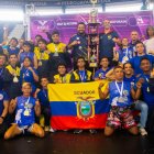 El team Ecuador levantando el trofeo de campeón con mucha alegría.