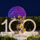 USA9788. LAKE BUENA VISTA (FL, EEUU), 16/10/2023.- Fotografía cedida por Disney donde se muestra la escultura de platino de Mickey Mouse instalada con ocasión de los 100 años de Disney en la entrada delWalt Disney World Resort en Lake Buena Vista, Florida (EE. UU). De un pequeño estudio familiar de animación para niños a un multimillonario conglomerado mediático internacional: Disney cumple 100 años repartiendo magia a los más pequeños y asentada, según algunos expertos, como la "empresa de creaciones culturales más influyente del mundo". EFE/Amy Smith/Disney /SOLO USO EDITORIAL /NO VENTAS /SOLO DISPONIBLE PARA ILUSTRAR LA NOTICIA QUE ACOMPAÑA /CRÉDITO OBLIGATORIO