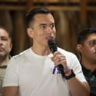 El candidato Daniel Noboa, habla con la prensa, tras ganar las elecciones presidenciales.