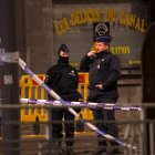 Dos policías belgas acordonan el centro de Bruselas, Bélgica.