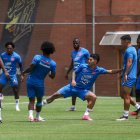 Erick Ferigra (c) de Ecuador participa en un entrenamiento.