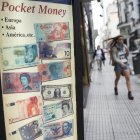 Negocio.- Una de las casas de cambios en Argentina muestra varias divisas.