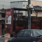 Una pancarta tapa la señalética entre las calles Octava y Huancavilca.