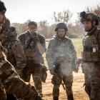 Soldados ucranianos durante un descanso en unos entrenamientos militares cerca del frente.