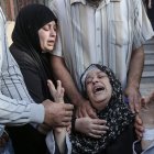 Una mujer llora por los familiares muertos en el conflicto entre Israel y Hamás que llegan al hospital Naser del campo de refugiados de Khan Younis, en el sur de la Franja de Gaza, este 17 de octubre de 2023.