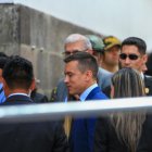 El presidente electo Daniel Noboa llega hoy 17 de Octubre al Palacio de Gobierno para una reunión con el mandatario saliente Guillermo Lasso, en Quito (Ecuador).