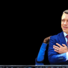 El presidente electo Daniel Noboa saluda a simpatizantes a su llegada al Palacio de Gobierno, hoy en Quito (Ecuador).