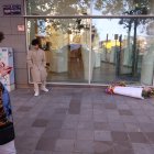 Un grupo de personas observa el ramo de flores colocados en el sitio donde dos personas fueron atacadas este lunes 16 de octubre de 2023 en Bruselas.