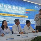 Camilo González (c), coordinador delegado por el Gobierno; Danilo Rueda (c-d), alto comisionado para la Paz de Colombia, participan en la instalación de la mesa de diálogos de paz.