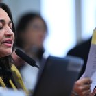 La relatora de la Comisión Parlamentaria Mixta de Investigación (CPMI), senadora Eliziane Gama, lee el informe final de la comisión sobre los actos antidemocráticos del pasado 8 de enero, en el Senado Federal.