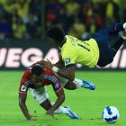 El jugador C. Cuesta fue amonestado luego de una fuerte falta hacia A. Mena.