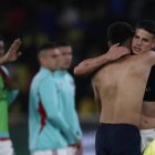 El joven talento de Ecuador, Kendry Paéz, comparte un emotivo momento con la estrella colombiana James Rodríguez.