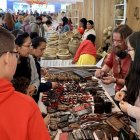 Variedad. Emprendimientos de joyería, indumentaria sombreros, objetos decorativos, billeteras, entre otros.