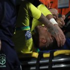 . MONTEVIDEO (URUGUAY), 17/10/2023.- Neymar de Brasil sale lesionado hoy, en un partido de las Eliminatorias Sudamericanas para la Copa Mundial de Fútbol 2026 entre Uruguay y Brasil en el estadio Centenario en Montevideo (Uruguay). EFE/Raul Martinez
