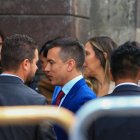 El presidente electo Daniel Noboa saluda a simpatizantes a su llegada al Palacio de Gobierno.