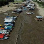 Manaos. Decenas de barcos encallados en el Lago do Puraquequara.
