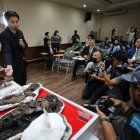 El Departamento de Recursos Minerales tailandés mostró este miércoles 18 de octubre de 2023 un fósil de una nueva especie antigua de caimán ("Alligator Munensis"), durante  en Bangkok.