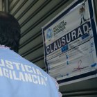 En varios módulos de la bahía se colocaron sellos de clausura durante el operativo municipal.