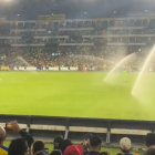 Sin motivo alguno el sistema de riego se activó en pleno partido entre Ecuador y Colombia.