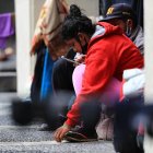 Fotografía de archivo en la que se registró a un grupo de migrantes venezolanos, frente a la embajada de su país, en Quito (Ecuador).