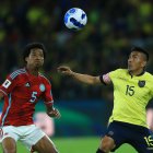 AME8114. QUITO (ECUADOR), 17/10/2023.- Ángel Mena (d) de Ecuador disputa un balón con Wilmar Barrios de Colombia controla un balón hoy, en un partido de las Eliminatorias Sudamericanas para la Copa Mundial de Fútbol 2026 entre Ecuador y Colombia en el estadio Rodrigo Paz Delgado en Quito (Ecuador). EFE/ Julio Estrella