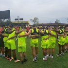 Barcelona orando antes de sus entrenamientos, en la fecha 10 recibe a Libertad en el Monumental.