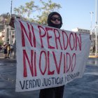 Personas se concentran en la mítica plaza de Santiago, durante la conmemoración del cuarto aniversario del estallido social, hoy en Santiago (Chile).
