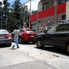 Los vehículos y transeúntes deben esquivar los huecos que se formaron en la calle Antonio Marchena y 10 de Agosto