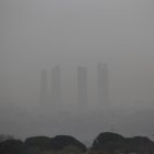 Evidencia. Vista de las cuatro torres de Madrid entre una nube de polvo.