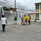 Los vecinos se reúnen constantemente para cuidar el vecindario