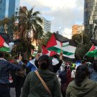 "Todos somos Palestina", "Israel sionista, tu eres el terrorista" y "duele el genocidio en Gaza" fueron otras de las consignas escuchadas durante la marcha.