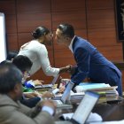 Diligencia. La fiscal Diana Salazar y Wilman Terán, presidente de la Judicatura, en la Corte Nacional.