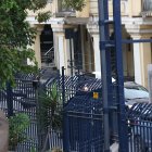 Escena. Los cercos eléctricos sobre las rejas del Malecón.