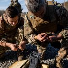 Avdivka. Militares ucranianos inspeccionando municiones.