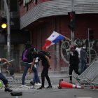 Manifestantes chocan hoy con policías antidisturbios durante protestas contra el posible contrato para la minera canadiense FQM, frente a la Asamblea Nacional en Ciudad de Panamá (Panamá).
