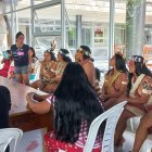 Panorama. Las mujeres waorani se capacitan de manera permanente tanto en Quito como en El Coca para elaborar mejores artesanías.