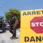 Fotografía de archivo en la que se registró un operativo en busca de armas, en la principal avenida del barrio de Delmas, en Puerto Príncipe (Haití).