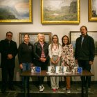 Presentación. Autoridades de la Universidad de Kansas con los discos