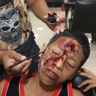 Realismo. Entre los hombres, el tipo de maquillaje más pedido son las heridas, para dar una impresión macabra del disfraz.