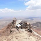 Chacaltaya. Esta es una montaña boliviana ubicada en la cordillera de los Andes a más de 5.400 metros sobre el nivel del mar, que pasó de ser una de las víctimas del deshielo a ser un referente global para medir el impacto del cambio climático