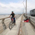 Basura. La maleza se ha tomado gran parte de ese tramo del puente de la Unidad Nacional