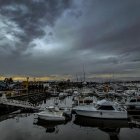 Fotografía general donde se observa embarcaciones detenidas en el puerto de Ensenada en Baja California (México).