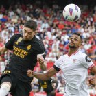 SEVILLA, 21/10/2023 - El centrocampista del Real Madrid Fede Valverde (i) cabecea un balón ante Djibril Sow, del Sevilla, durante el partido de LaLiga que Sevilla FC y Real Madrid disputan este sábado en el estadio Ramón Sánchez Pizjuán. EFE/Raúl Caro