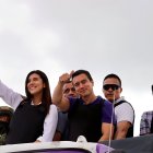 La asambleísta electa Valentina Centeno acompañando del presidente electo Daniel Noboa durante un recorrido de campaña.