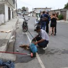 Hecho. Familiares del duraneño lloran su trágico deceso, mientras que su tío limpia el lugar donde fue asesinado.