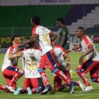 Los jugadores de El Nacional y su festejo tras el gol de la Tukita Ordóñez, en el estadio 9 de Mayo de Machala.