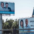 Registro general este sábado 21 de octubre de un par de carteles de campaña electoral de los candidatos presidenciales Sergio Massa y Patricia Bullrich, en una calle de Buenos Aires.