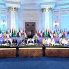 El Presidente egipcio Abdel Fattah al Sisi (C) y participantes en Cumbre de Paz de El Cairo en la Nueva Capital Administrativa.